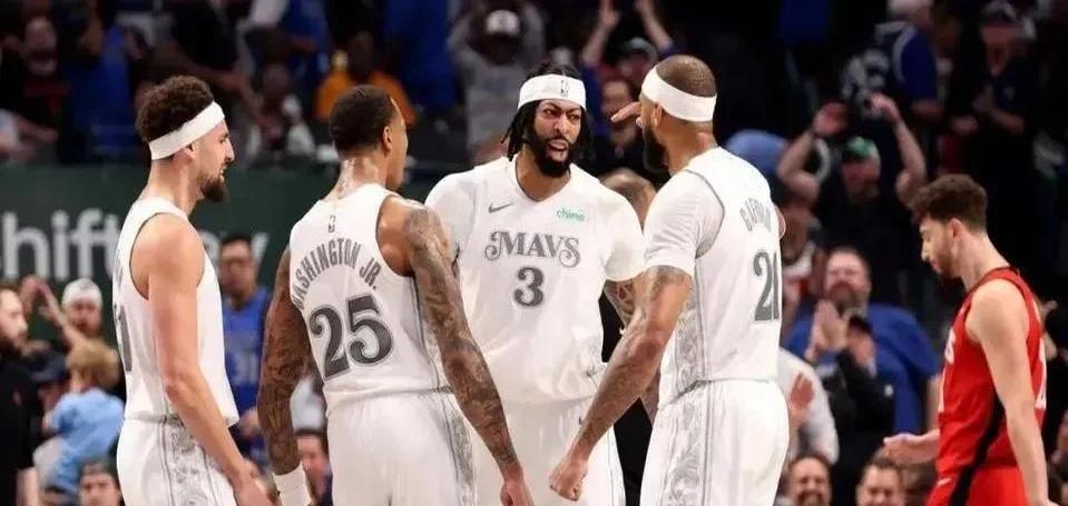 体育赛事-浓眉哥在FPX比赛中高光表现，绝杀引发热议！-体育赛事